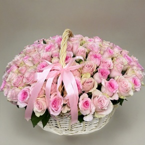 Композиция в корзине из 101 кенийской розы нежный микс (40 см) в Яхроме