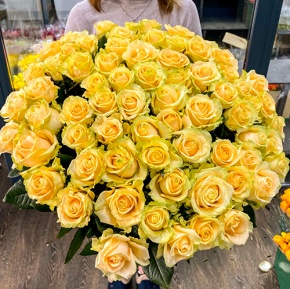 75 роз Аваланж (70 см) в Яхроме