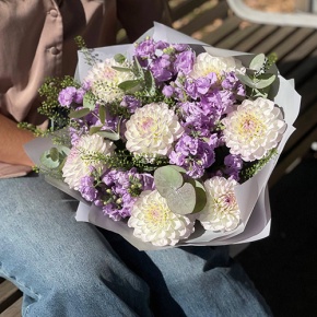 Букет "Совершенство" из георгин и ароматных маттиол в Яхроме