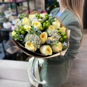 Букет "Мичиган" из пионовидных роз Баттеркап, озатамнуса, оксипеталума и гиперикума в Яхроме