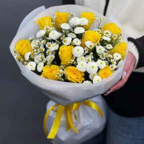 Букет "Синди" из лимонных роз, ромашек и хризантем сантини в Яхроме