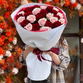 Букет "Сокровенное желание" из 25 пудровых и красных роз Эквадор (60 см) в Яхроме