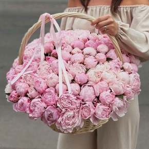 Композиция в корзине "Сейчас самое время" из 101 пиона Сара Бернар в Яхроме