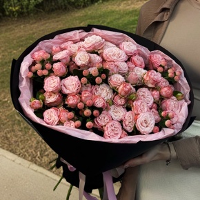 Букет из кустовых роз Бомбастик и гиперикума (50 см) в Яхроме