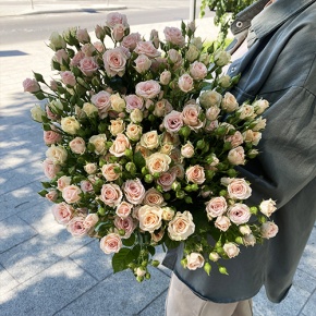 Букет из 31 кустовой розы микс (70 см) в Яхроме