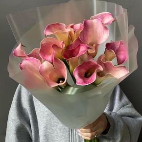 Букет из 13 нежных калл в Яхроме