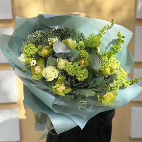 Букет "Виват" из Голландской гортензии, ягод вибирнума, орхидей, роз, брассики и орнитогалума  в Яхроме