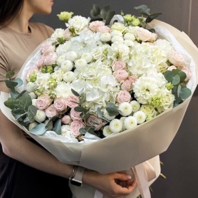 Букет "Пастелла" из кустовых пионовидных роз, Голландской Гортензии, эустомы, хризантемы Ньютон и эвкалипта в Яхроме