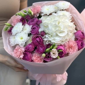 Букет "Вуаль" из хризантемы, кустовых пионовидных роз Мисти Баблз, диантусов, Голландской гортензии и эустом в Яхроме