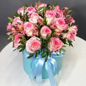 Композиция в шляпной коробке из роз Джумилия и альстромерий в Яхроме