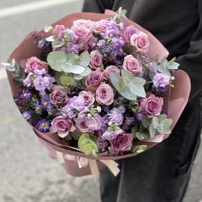 Букет "Хрустальный" из роз, астера и ароматных маттиол в Яхроме