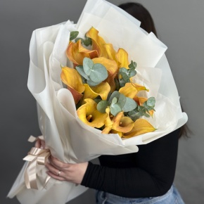 Букет из 17 оранжевых калл с эвкалиптом в Яхроме