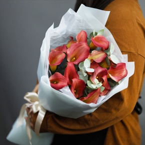 Букет из 17 нежных калл с эвкалиптом в Яхроме