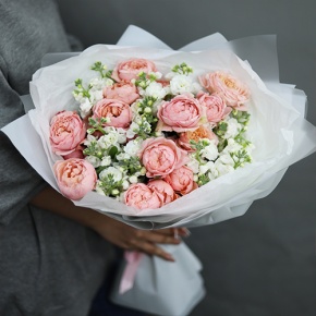 Букет "Наоми" из кустовых пионовидных роз Джульетта и ароматных маттиол в Яхроме