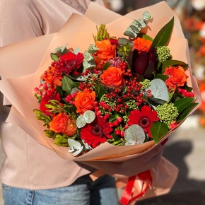 Букет "На заре" из роз, калины, скиммии, гиперикума, сафари, гербер и капса в Яхроме