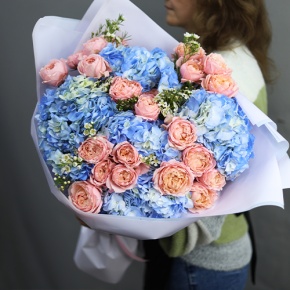 Букет "Тону в твоих глазах" из кустовых пионовидных роз Джульетта, хамелациума и гортензий в Яхроме