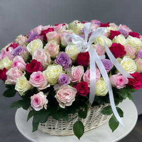 Композиция в корзине из 101 розы микс в Яхроме