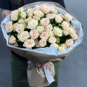 Нежный букет из 17 кремовых кустовых роз (60 см) в Яхроме