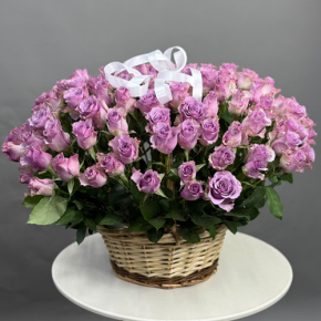 Композиция в корзине из 131 кенийской розы (40 см) в Яхроме