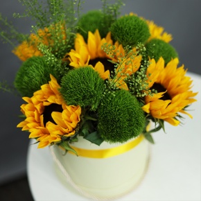 Композиция в шляпной коробке из подсолнухов и диантусов люкс в Яхроме