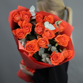 Букет из 15 морковных роз с эвкалиптом (70 см) в Яхроме