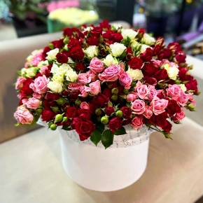 Композиция в шляпной коробке из 101 кустовой розы микс (50 см) в Яхроме