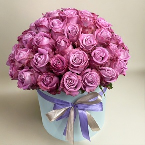 Композиция в шляпной коробке из 51 розы Меритим в Яхроме