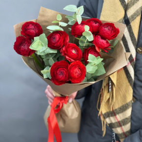 Букет из 11 ранункулюсов и эвкалипта в Яхроме