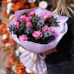 Букет "Базилио" из роз Меритим и веточек эрингиума в Яхроме