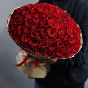 Букет 101 красная роза Кения в крафте (40 см) в Яхроме