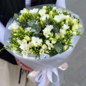 Букет из 51 белой фрезии в Яхроме