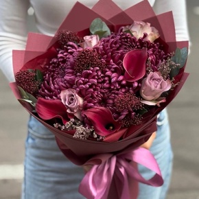 Букет "Импульс" из скиммии, калл, роз и хризантем Бигоуди в Яхроме