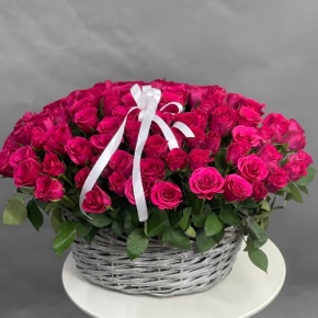 Композиция в корзине из 101 малиновой розы (40 см) в Яхроме