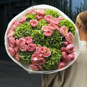 Букет "Фреш леди" из Голландских гортензий и пионовидных кустовых роз Джульетта в Яхроме