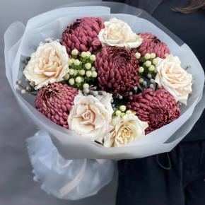 Букет "Всё что тебе касается" из хризантем Бигоуди, роз Эквадор Квиксенд и гиперикума в Яхроме