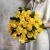 Букет из 25 лимонных роз с рускусом (40 см) в Яхроме Букет из 25 лимонных роз с рускусом (40 см) в Яхроме