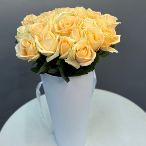 25 кремовых роз в конусе в Яхроме