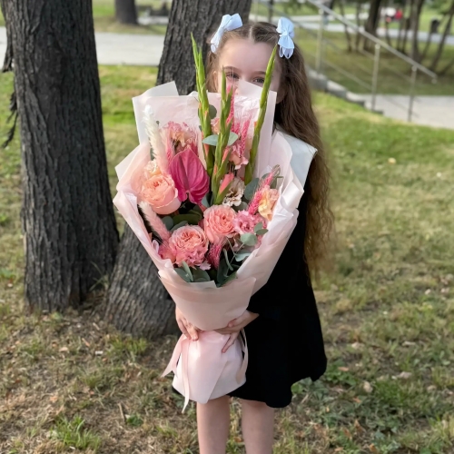 Букет на 1 сентября с гладиолусами, розами и антуриумом в Яхроме