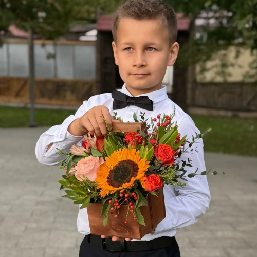 Деревянный ящик с подсолнухом, розами и калиной в Яхроме