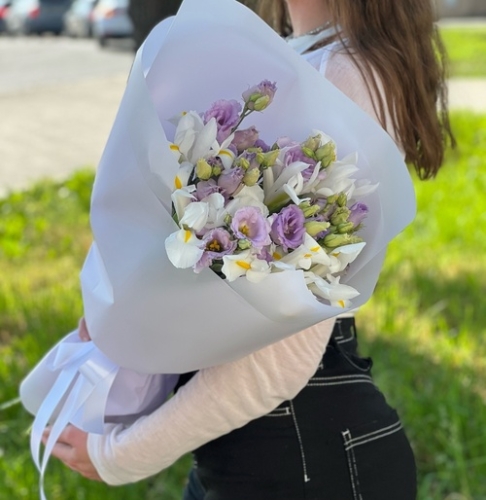 Букет "Вива ла дива" из эустом и ирисов в Яхроме