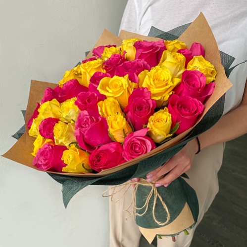 Букет из 51 малиновой и лимонной розы (40 см) в Яхроме