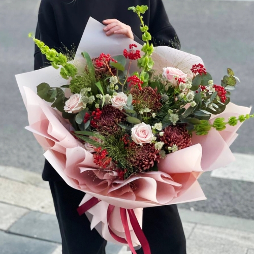 Букет "Вернисаж" из калины, хризантем Бигоуди, молюцеллы, паникума, роз и астранции в Яхроме