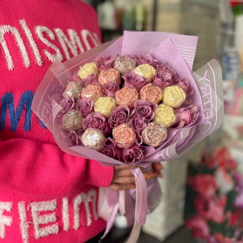 Букет из роз и шоколадных пионов в Яхроме