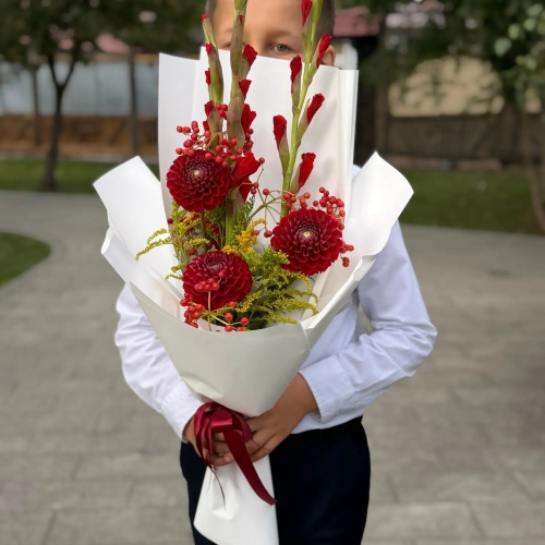 Букет на 1 сентября с красными гладиолусами, георгинами и калиной в Яхроме
