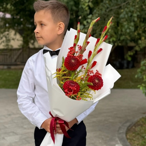 Букет на 1 сентября с красными гладиолусами, георгинами и калиной в Яхроме