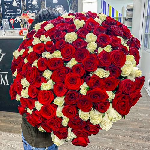 Букет 151 роза красный и белый микс (60 см) в Яхроме
