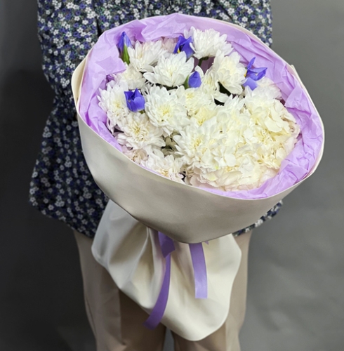 Букет "Грация" из ирисов, гортензии и кустовых хризантем в Яхроме