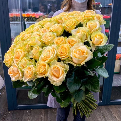 75 роз Аваланж (70 см) в Яхроме