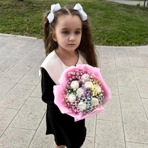 Букет на 1 сентября из шоколадных пионов и радужной гипсофилы в Яхроме