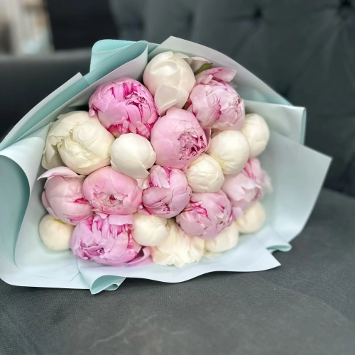 Микс из 19 бело-розовых пионов в Яхроме